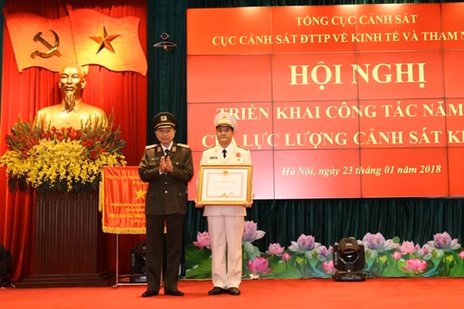 Bộ trưởng Tô Lâm trao Huân chương Chiến công hạng Nhì của Chủ tịch nước cho Đại tá Lê Hồng Nam