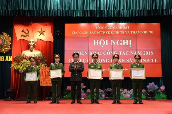 Bộ trưởng Tô Lâm trao Bằng khen của Thủ tướng Chính phủ và Bằng khen của Bộ Công an tặng tập thể, cá nhân có thành tích xuất sắc