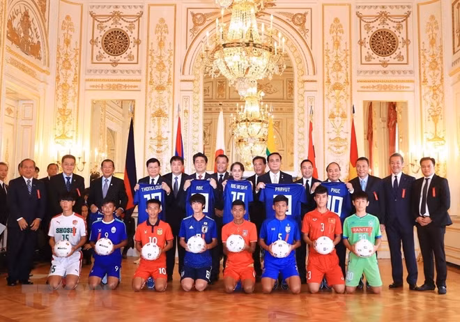 Thủ tướng Nguyễn Xuân Phúc, Thủ tướng Thái Lan Prayuth Chan-ocha, Cố vấn Nhà nước Myanmar Aung San Suu Kyi, Thủ tướng Nhật Bản Shinzo Abe, Thủ tướng Lào Thongloun Sisoulith và Thủ tướng Campuchia Samdech Hun Sen và các đại biểu chụp ảnh chung với các đội trưởng đội tuyển bóng đá U17 Mekong và Nhật Bản. Ảnh: Thống Nhất