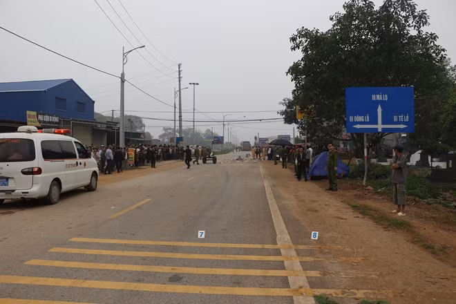 Ba nạn nhân bị thương được đưa đi cấp cứu trong đó có một nạn nhân được chuyển xuống Bệnh viện Việt-Đức.