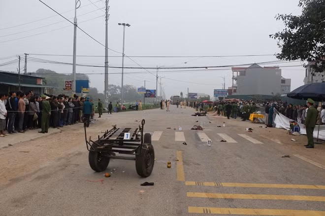 Chiếc xe đâm vào đoàn người đưa tang khi đi qua ngã 4 chân chim, thuộc địa phận thôn Trung Nguyên, xã Trung Nguyên, huyện Yên Lạc, tỉnh Vĩnh Phúc.