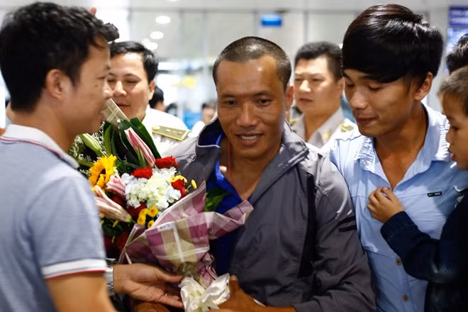 Thuyền viên Nguyễn Văn Hạ trong vòng tay của người thân. ảnh: Vietnamplus