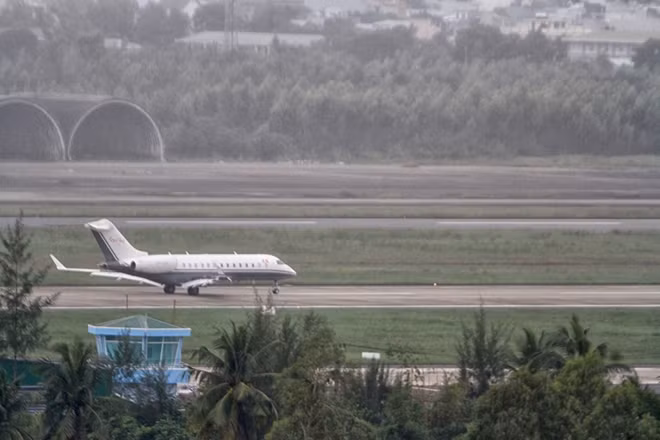 Đoàn đại biểu Đà Bắc-Trung Hoa là đoàn đại biểu APEC đến sớm nhất trên chiếc máy bay hạ cánh xuống sân bay quốc tế Đà Nẵng lúc 13h40 ngày 17-11