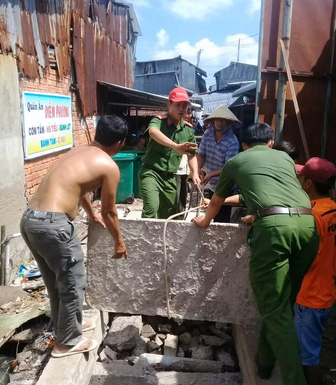 Công an thị trấn Sông Đốc, ra quân xây dựng cầu dân sinh ở Khóm 5, thị trấn Sông Đốc.