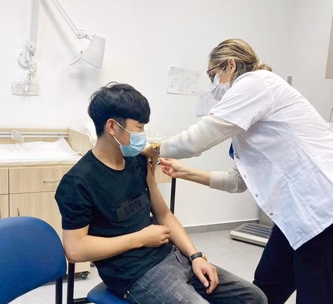 Sinh viên Việt Nam tại Israel được tiêm vaccine COVID-19