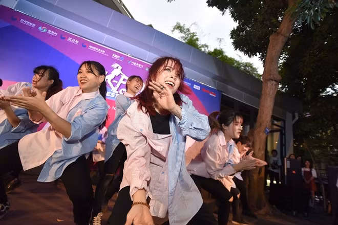 Fan K-pop nhảy cover mừng sự kiện