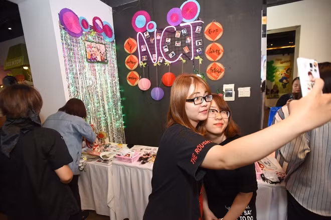 Fan Việt bên những đồ lưu niệm K-pop