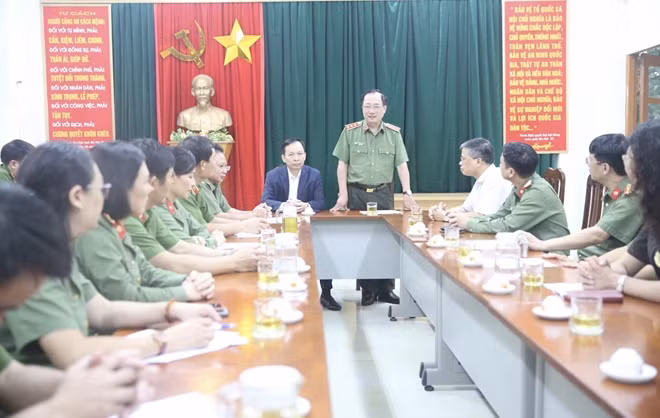 Thứ trưởng Nguyễn Văn Thành phát biểu tại buổi làm việc với Công an huyện Kim Bôi. Thứ trưởng Nguyễn Văn Thành phát biểu tại buổi làm việc với Công an huyện Kim Bôi.