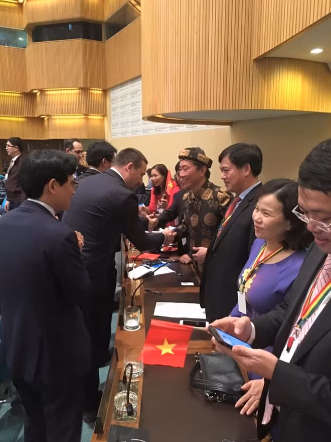 Các bạn nước ngoài chúc mừng đoàn Việt Nam sau khi Thực hành tín ngưỡng thờ Mẫu tam phủ của người Việt thể được công nhận là Di sản văn hóa phi vật thể đại diện của nhân loại. Ảnh: Facebook ĐS Phạm Sanh Châu