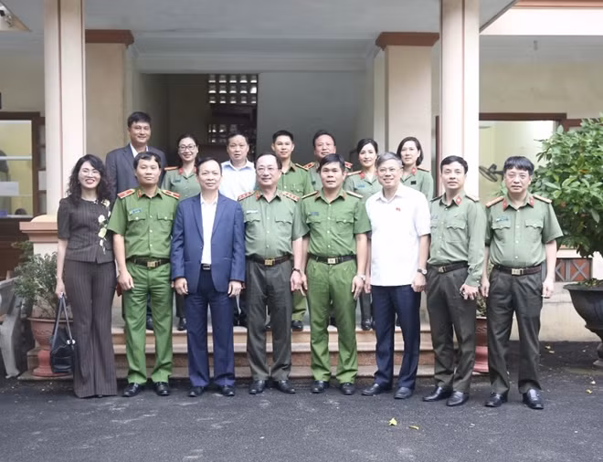 Thứ trưởng Nguyễn Văn Thành, Phó Thống đốc thường trực Ngân hàng Nhà nước Việt Nam Đào Minh Tú, Trung tướng Mai Văn Hà- Cục trưởng Cục Truyền thông CAND,Thiếu tướng Trần Ngọc Hà- Cục trưởng Cục Cảnh sát Hình sự và Đại tá Phạm Khải - Tổng biên tập báo CAND cùng các đại biểu tại Công an huyện Kim Bôi. Thứ trưởng Nguyễn Văn Thành, Phó Thống đốc thường trực Ngân hàng Nhà nước Việt Nam Đào Minh Tú, Trung tướng Mai Văn Hà- Cục trưởng Cục Truyền thông CAND,Thiếu tướng Trần Ngọc Hà- Cục trưởng Cục Cảnh sát Hình sự và Đại tá Phạm Khải - Tổng biên tập báo CAND cùng các đại biểu tại Công an huyện Kim Bôi.