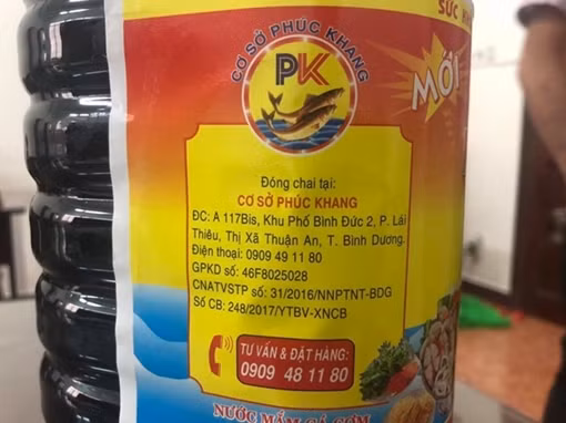 "Nước mắm cá cơm" được làm từ nước và nguyên liệu không rõ nguồn gốc
