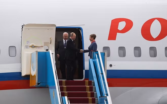 Tổng thống Putin bước ra cửa máy bay.