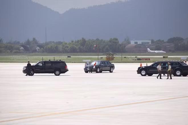 Đoàn xe của Tổng thống Trump tiến gần lại chiếc Không lực 1