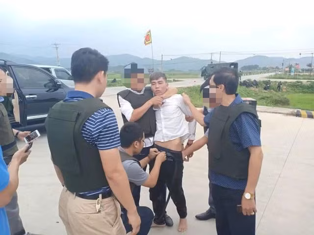 Một đối tượng bị vây bắt. Ảnh: Thiện Lương