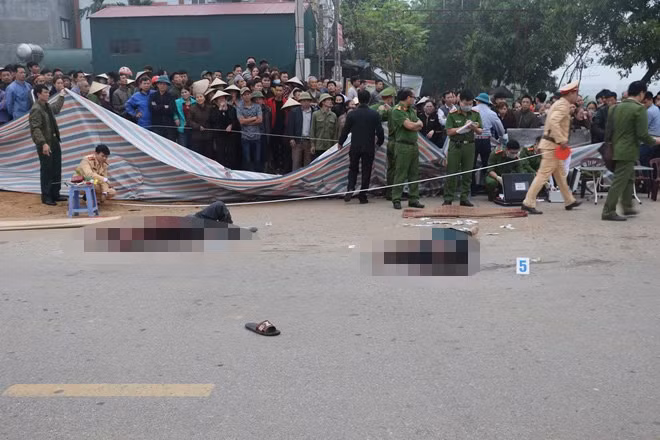 Tại hiện trường vụ tai nạn, thi thể của các nạn nhân nằm rải rác trên đường.