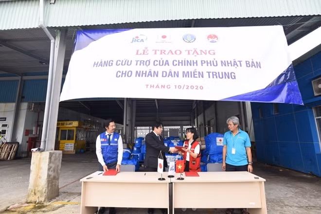 Trưởng Văn phòng Lãnh sự Nhật Bản tại Đà Nẵng bàn giao hàng viện trợ cho đại diện Tổng cục phòng chống thiên tai.