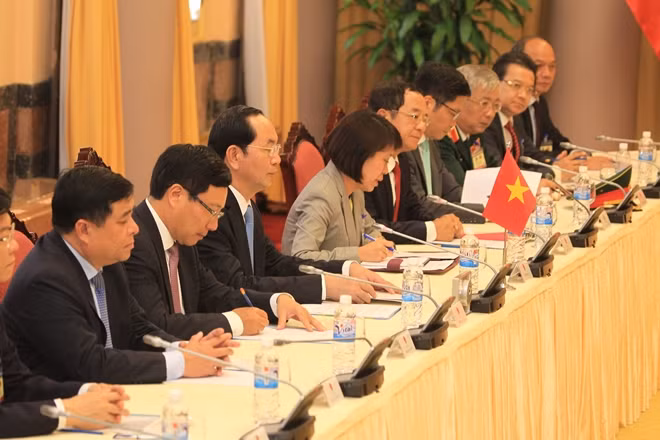 Chủ tịch nước Trần Đại Quang và các quan chức Việt Nam tại cuộc hội đàm.