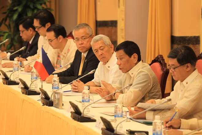 Tổng thống Rodrigo Roa Duterte và các quan chức Philippines tại cuộc hội đàm.