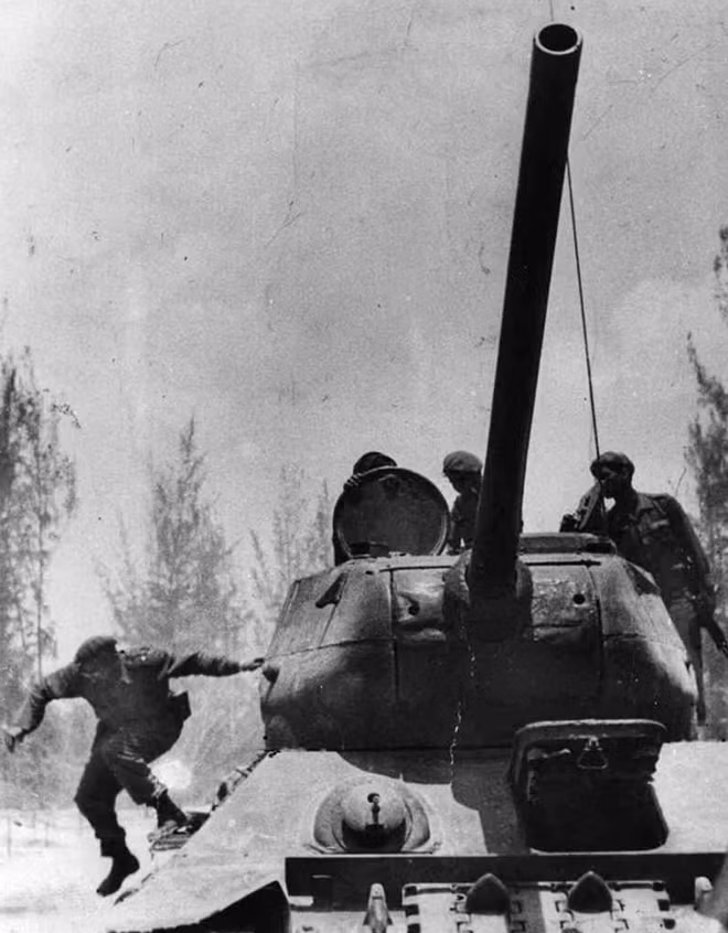 Fidel Castro nhảy lên một xe tăng hồi tháng 4-1961 khi ông vừa tới Giron, gần Vịnh Con lợn, nơi mang tính biểu tượng lớn về cuộc đấu tranh giữa Havana và Washington. ảnh: AP