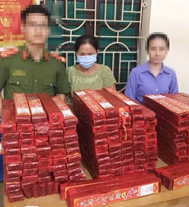 Đối tượng và tang vật bị thu giữ.