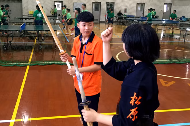 Các em học sinh cùng trải nghiệm với học sinh Nhật Bản qua trò chơi Kendo, một môn thể thao truyền thống của Nhật Bản.