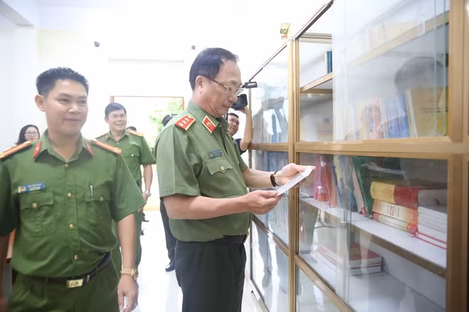 Thứ trưởng Nguyễn Văn Thành đã thăm tủ sách, cơ sở vật chất của Công an huyện Kim Bôi.