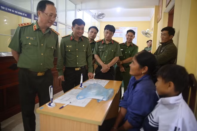 Thứ trưởng Nguyễn Văn Thành hỏi thăm người dân đến làm thủ tục hành chính tại Công an huyện Kim Bôi.