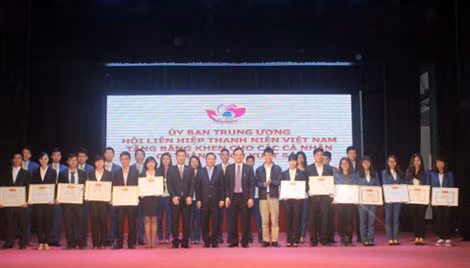 Các cá nhân, tập thể xuất sắc nhận Bằng khen của Ban chấp hành Trung ương Đoàn TNCS Hồ Chí Minh và Uỷ ban Trung ương Hội Liên hiệp Thanh niên Việt Nam.