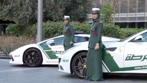 Nữ cảnh sát Dubai cưỡi Ferrari đi tuần.