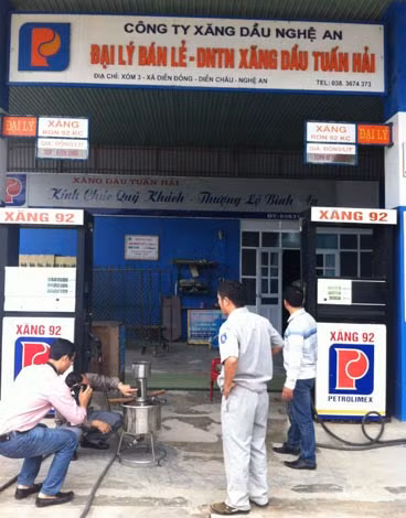 Cán bộ ban chuyên án bắt quả tang các cây xăng vi phạm (ảnh do cơ quan công an cung cấp).