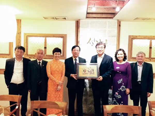 Ông Noh Kwang-il, Người phát ngôn Bộ Ngoại giao Hàn Quốc (thứ ba từ phải sang) tiếp Đoàn nhà báo Việt Nam.
