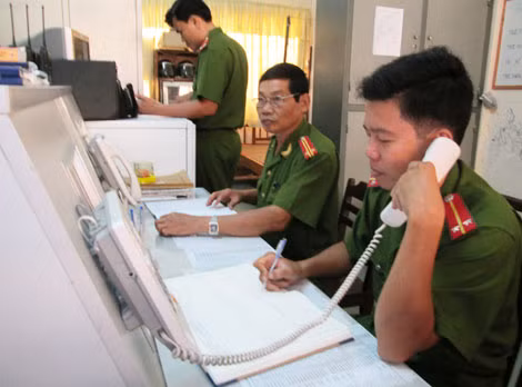 Cảnh sát phản ứng nhanh Công an tỉnh Vĩnh Long tiếp nhận tin trình báo của người dân qua tổng đài 113.