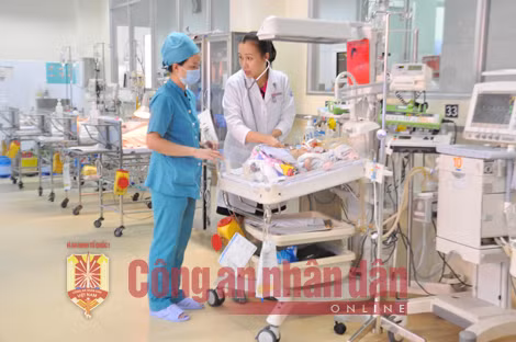 Cháu bé đang được theo dõi chặt chẽ tại khoa hồi sức tích cực Nhi sơ sinh tại Bệnh viện Nhi đồng 1.
