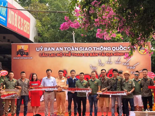 Đại diện Uỷ ban ATGT Quốc gia, Cảnh sát giao thông Hà Nội (đội 4), cùng đại diện một số thành viên CLB Thể thao xe bán tải địa hình tại buỏi lễ phát động.