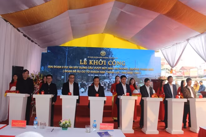 Chủ tịch UBND TP Hà Nội và đại diện lãnh đạo các Sở ban ngành nhấn nút khởi công Dự án