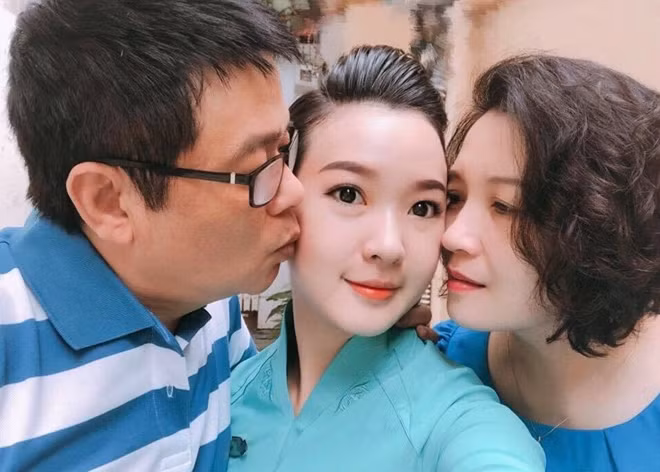 Vợ chồng anh Nguyễn Tuấn luôn động viên cô con gái út trước mỗi chuyến bay, bởi đây chính là đam mê của cô.