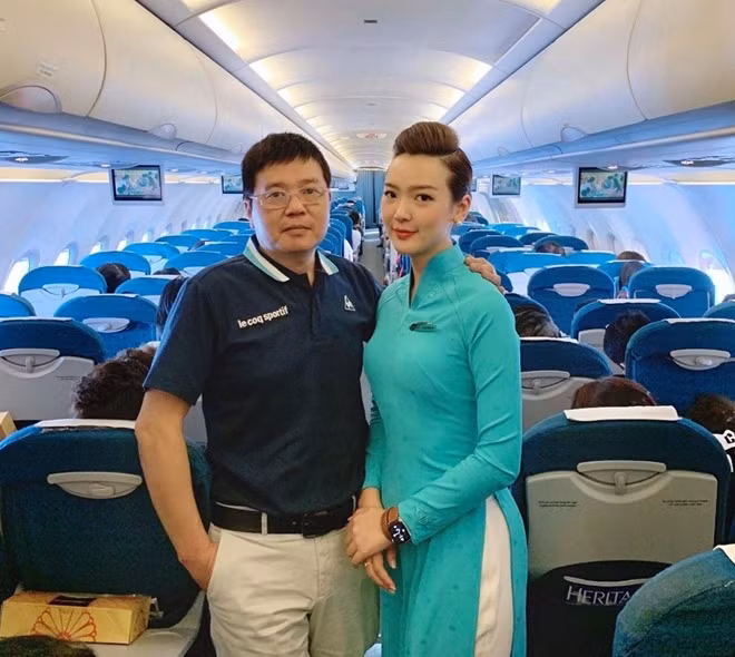 Hai cha con chụp ảnh kỷ niệm trên một chuyến bay vô tình bố làm hành khách.