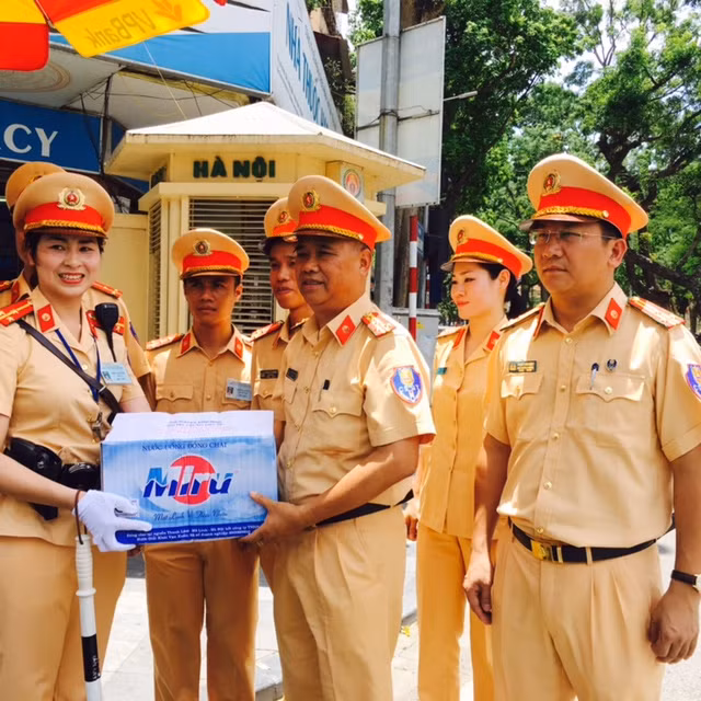 Lãnh đạo Phòng CSGT tặng nước uống cho tổ công tác làm nhiệm vụ trên đường phố Hà Nội.