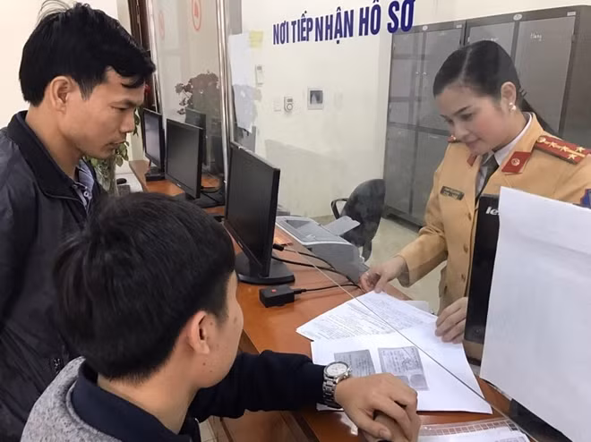 Đại uý Lan Anh làm thủ tục trao trả lại số tiền và tài sản cho người dân để quên