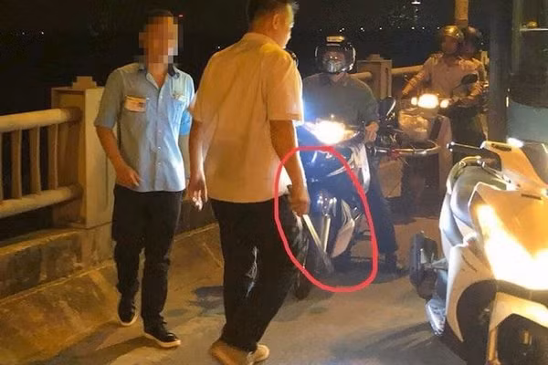 Hai nhân viên của công ty xe buýt đã bị đình chỉ.