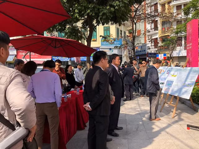 Dù vừa mở cửa, song khu vực trưng bày thu hút được sự quan tâm của nhiều người dân