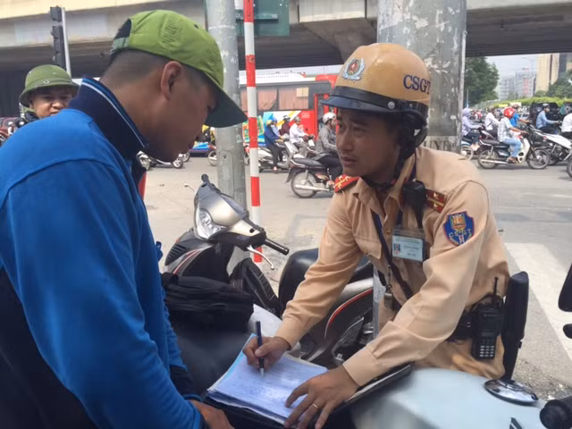 Mặc dù điều khiển phương tiện không đội MBH, không có giấy tờ xe, không có bằng lái, song người vi phạm vẫn tỏ thái độ khó chịu khi CSGT lấy thông tin lập biên bản.