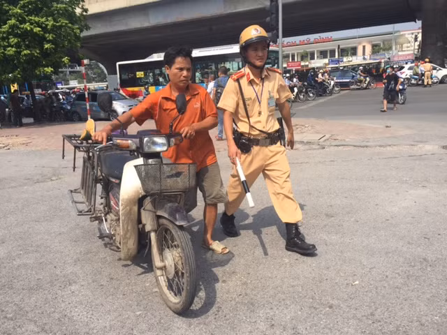 Thêm một trường hợp khác cũng bị xử phạt không đội mũ bảo hiểm khi lưu thông trên đường