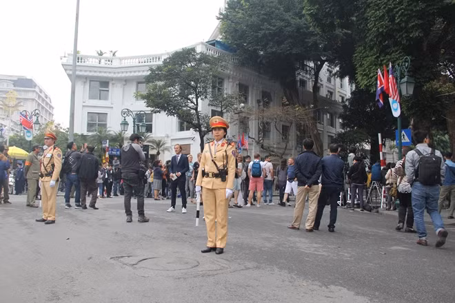 Nữ Cảnh sát giao thông đứng phân luồng tại khu vực ngã tư Lý Thái Tổ-Tràng Tiền-Phan Chu Trinh