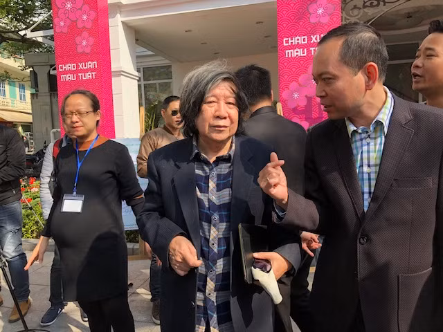 Nhà sử học Lê Văn Lan chia sẻ ý kiến tại buổi trưng bày