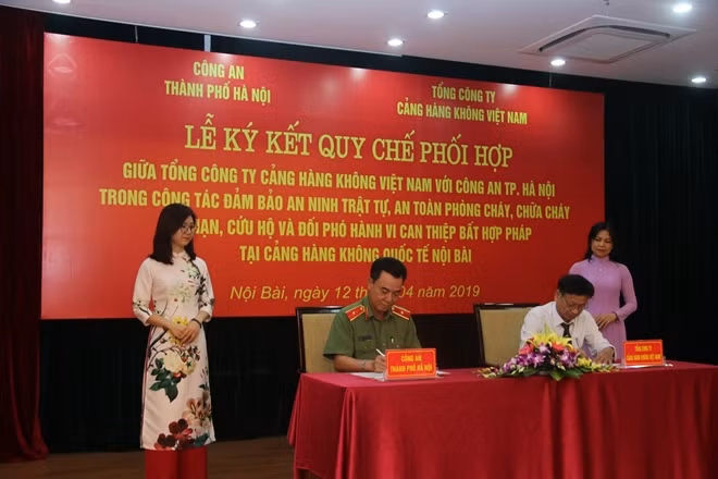 Thiếu tướng Nguyễn Anh Tuấn-Phó Giám đốc CATP Hà Nội và ông Nguyễn Đình Dương-PTGĐ ACV cùng ký quy chế phối hợp
