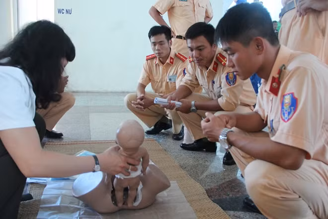 CSGT được hướng dẫn cả cách đỡ đẻ trên đường