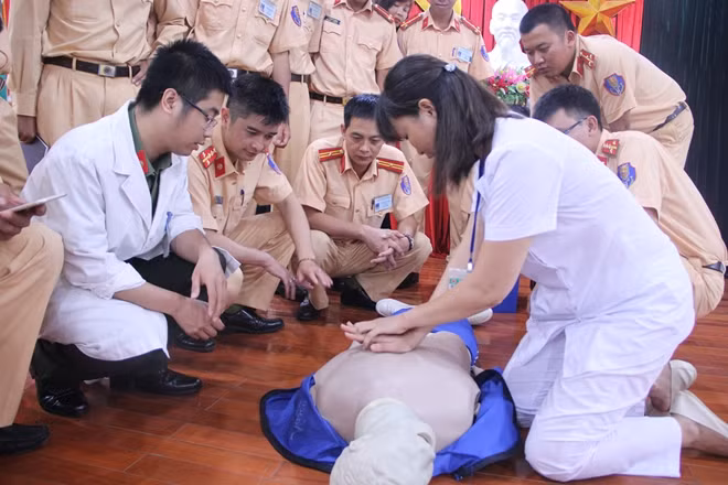 Các bác sĩ hướng dẫn CSGT sơ cứu người bị nạn