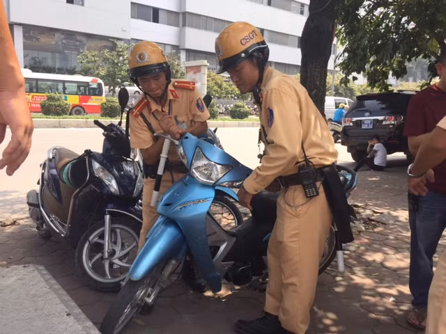 Chỉ chưa đầy 1 giờ sau khi ra quân, hơn chục trường hợp vi phạm đã được xử lý nghiêm