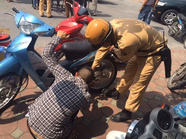 Với những trường hợp bị tạm giữ phương tiện, khi lập biên bản, CSGT cũng yêu cầu người điều khiển phương tiện kiểm tra lại số khung, số máy.